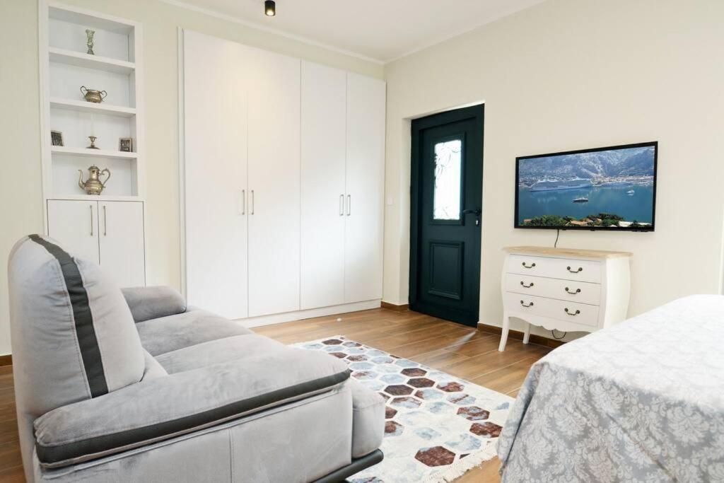 Urban Escape For Two In Kotor Apartment Bagian luar foto