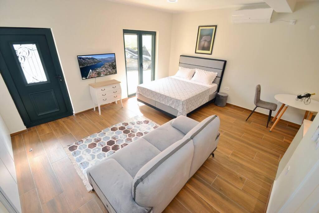 Urban Escape For Two In Kotor Apartment Bagian luar foto
