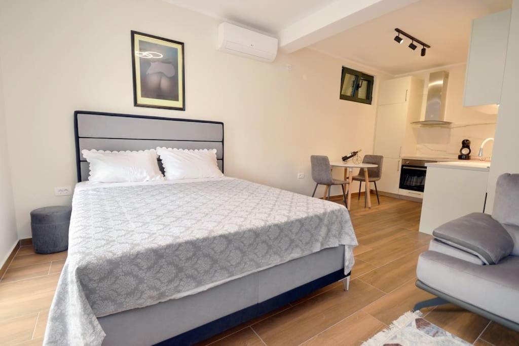 Urban Escape For Two In Kotor Apartment Bagian luar foto