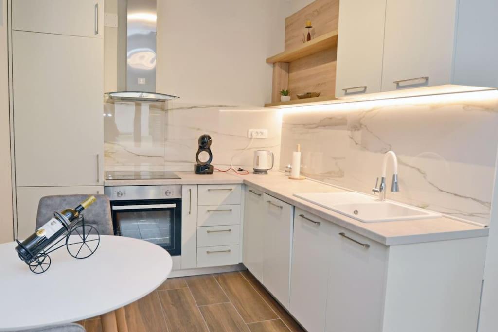 Urban Escape For Two In Kotor Apartment Bagian luar foto